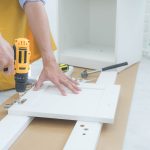 Kłopoty ze sprzętem AGD – co zrobić, gdy lodówka nie chłodzi, a pralka ma wyciek?